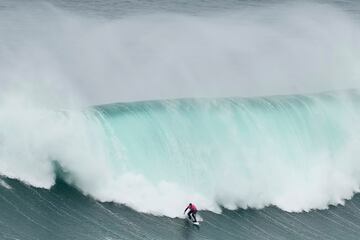 Andrew Cotton durante el Tudor Nazaré Big Wave Challenge 2024 que se desarrolla estos días entre olas épicas de 10 a 12 metros en la mundialmente famosa Praia do Norte en Nazaré, Portugal.