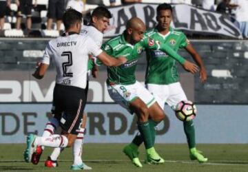 Futbol, Futbol, Colo Colo vs Audax Italiano. 
Segunda fecha, campeonato de Clausura 2016/17.
El jugador de Audax Italiano Marcos Riquelme, centro, disputa el balon con Fernando Meza de Colo Colo durante el partido de primera division en el estadio Monumental de Santiago, Chile.
12/02/2017
Martin Thomas/Photosport
*************

Football, Colo Colo vs Audax Italiano.   Second date, Closure Championship 2016/17.
Audax Italianos player Marcos Riquelme, center, battles for the ball against Fernando Meza of Colo Colo during the first division football match held at the Monumental stadium in Santiago, Chile.
12/02/2017.
Martin Thomas/Photosport