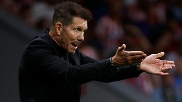 Simeone da indicaciones durante el Atlético-Oporto de Champions (2-1)