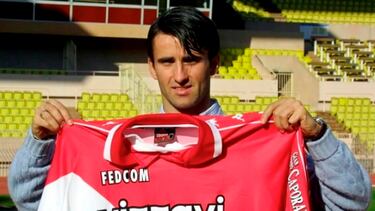 Militó en las filas del equipo monegasco entre 2000 y 2002. Jugó 19 partidos y marcó 3 goles. 