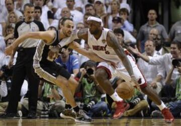 Le Bron James de los Miami Heat contra Manu Ginobili e los San Antonio Spurs