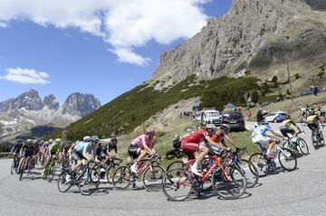Pelotón durante la decimoctava etapa del Giro de Italia