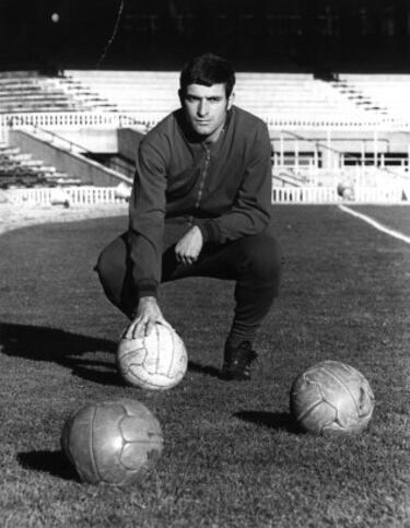 Jugó en el Barcelona en la temporada 1969-70 y en el Sevilla en la temporada 1971-72.