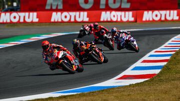 Marc Márquez lidera un grupo de motos en Assen.