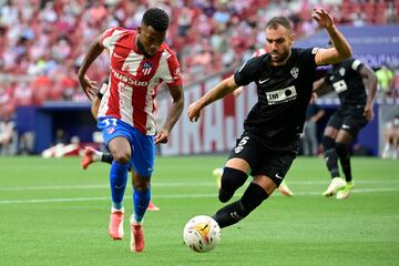 Thomas Lemar y Gonzalo Verdú luchan por el balón. 