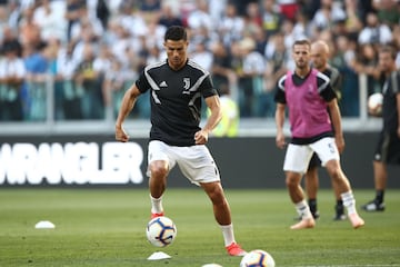 Juventus' Portuguese forward Cristiano Ronaldo warms up prior to the Italian Serie A football match Juventus vs Napoli on September 29, 2018 at the Juventus stadium in Turin. (Photo by Isabella BONOTTO / AFP)