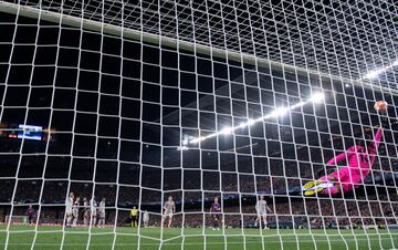 3-0. Leo Messi marcó el tercer gol en el lanzamiento de una falta directa.