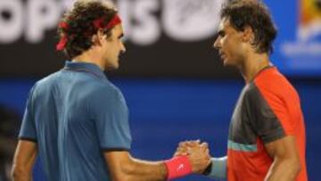 Rafa Nadal y Roger Federer se saludan deportivamente, como siempre, al final del partido.