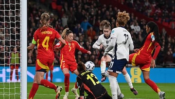 England's midfielder #07 Jess Park (2R) scores the opening goal during the UEFA Women's Nations League group A3 football match between England and Spain at Wembley Stadium in London on February 26, 2025. (Photo by Glyn KIRK / AFP) / NOT FOR MARKETING OR ADVERTISING USE / RESTRICTED TO EDITORIAL USE