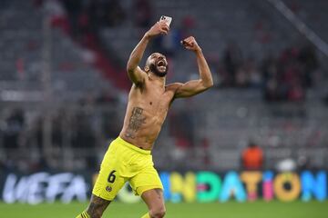 Los jugadores del Villarreal celebran el pase a semifinales de Champions al final del partido.