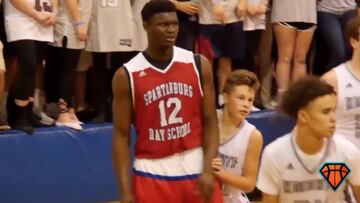 La reacción de Zion en un partido de Instituto ante un chico que mide la mitad que él...