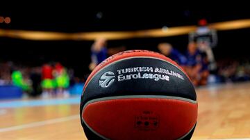 Kaunas (Lithuania).- (FILE) - A basketball with the logo of the Turkish Airlines Euroleague during the Euroleague basketball match between Zalgiris Kaunas and FC Barcelona Lassa in Kaunas, Lithuania, 16 November 2018 (re-issued on 25 May 2020). The 2019-20 Euroleague and Eurocup basketball seasons have been cancelled due to the ongoing coronavirus COVID-19 pandemic, the Euroleague Commercial Assets (ECA) Shareholders Executive Board confirmed on 25 May 2020. (Baloncesto, Euroliga, Lituania) EFE/EPA/TOMS KALNINS
 PUBLICADA 26/05/20 NA MA24 5COL
 PUBLICADA 26/05/20 NA MA01 PORTADA 1COL *** Local Caption *** 54780806
 