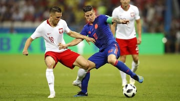 Piotr Zielinski y James Rodríguez durante el partido entre Polonia y Colombia en el Mundial de Rusia 2018.