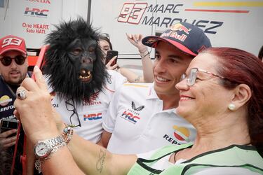 Márquez no pudo participar en el GP de España que se disputó entre el 27 y el 29 de abril, pero el ilerdense sí que
estuvo presente en el circuito de Jerez y ofreció una rueda de prensa para hablar de la lesión que le tiene retirado de las pistas desde Portugal. Previamente, Marc se fotografió con los fans presentes en el trazado andaluz.