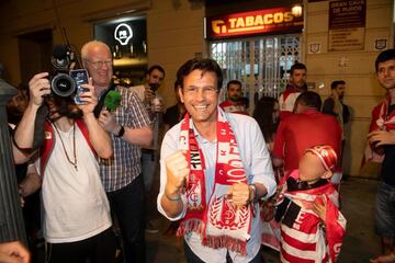 El alcalde en funciones de Granada, Francisco Cuenca, durante las celebraciones en el centro de Granada por el regreso del equipo a Primera División.