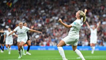 Manchester (United Kingdom), 06/07/2022.- England's Beth Mead (R) reacts after scoring the opening goal against Austria for the 1-0 lead during the opening match of the UEFA Women's EURO 2022 between England and Austria at the Old Trafford stadium in Manchester, Britain, 06 July 2022. (Abierto, Reino Unido) EFE/EPA/PETER POWELL
