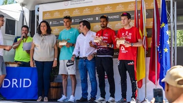 Los atletas Daniel Mateo, Redouan Nouini y Jairo Grijalvo posan en el podio masculino de la segunda Media Marat&oacute;n de Carabanchel.