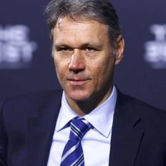 Van Basten critica a Neymar: "Si hay demasiado teatro, no ayuda"