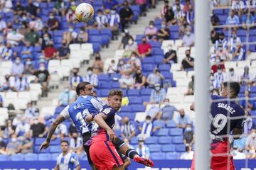 El delantero madrileño se adelantó en la salida de un córner y anotó el primer gol del partido.