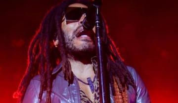 También en el 2002,  Lenny Kravitz cautivó a los mexicanos con su concierto en el Estadio Azteca. 
