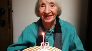 &#039;Nonna Lina&#039; con su tarta de 102 cumplea&ntilde;os