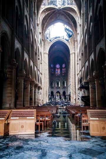 Interior de la Catedral de Notre Dame de París tras el incendio que empezó en la tarde del lunes 15 de abril de 2019.