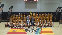 Los equipos de la ACB y la Liga Dia y los infantiles masculino y femenino posan en la pista central de l&rsquo;Alqueria del Basket.
