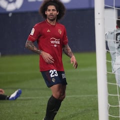 Borja Iglesias y el listón de Denilson