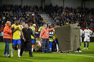 Tras el golpe, Etiene Vaessen se desploma conmocionado sobre el césped. Las asistencias médicas saltaron de inmediato al terreno de juego para atender al guardameta  del RKC Waalwijk.