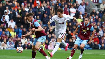 Soccer Football - Premier League - Burnley v Aston Villa - Turf Moor, Burnley, Britain - August 27, 2023 Aston Villa's Nicolo Zaniolo shoots at goal as Burnley's Dara O'Shea attempts to block REUTERS/Molly Darlington EDITORIAL USE ONLY. No use with unauthorized audio, video, data, fixture lists, club/league logos or 'live' services. Online in-match use limited to 75 images, no video emulation. No use in betting, games or single club /league/player publications. Please contact your account representative for further details.