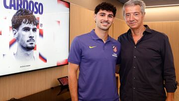 Johnny Cardoso posa junto a Gil Marín.