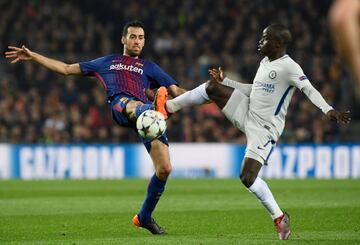 N'Golo Kante con Sergio Busquets.