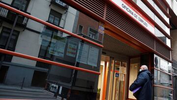 Un hombre entra a una oficina de empleo en Madrid. EFE/Mariscal/Archivo