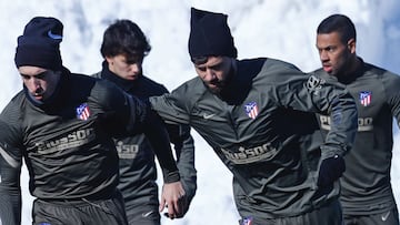 Diversión en el entrenamiento del Atlético bajo la nieve