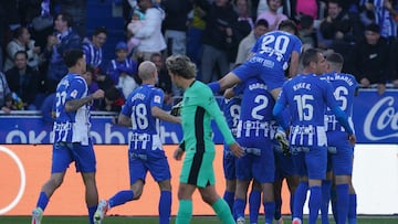 Alaves players celebrate the opening goal scored by Alaves' Uruguayan midfielder #23 Carlos Benavidez during the Spanish league football match between Deportivo Alaves and Club Atletico de Madrid at the Mendizorroza stadium in Vitoria on April 21, 2024. (Photo by CESAR MANSO / AFP)