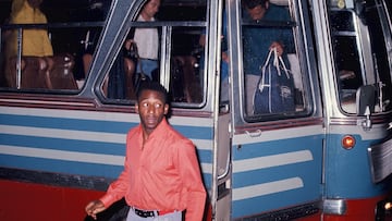 Pelé, saliendo de un camión durante su estancia en México para el Mundial de 1970.