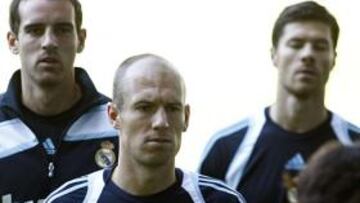 El Real Madrid ha acordado el traspaso de Arjen Robben al Bayern de Munich por 25 millones de euros en una operación cerrada telefónicamente por Florentino Pérez con el padre del jugador y Karl-Heinz Rummenigge