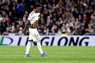 Pasaban los 84 minutos de encuentro cuando el jugador brasileño del Real Madrid fue sustituido en reemplazo de Gonzalo. La grada del Bernabéu la emprendió contra él. Durante su caminata hacia el banquillo, una que protagonizó sin hacer gestos. Serio, casi al margen de lo que estaba sucediendo; aunque eso era imposible. Hubo pitada. Y fue como ninguna.