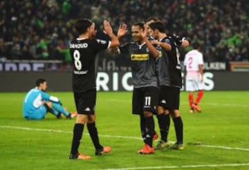 3-0. Raffael celebró el tercer tanto con Mahmoud Dahoud.