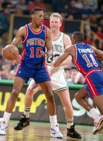 Dennis Rodman comenz車 su carrera en los Detroit Pistons.