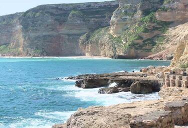 
Impresionantes acantilados en el norte de Melilla, justo en la frontera con Marruecos. Ofrecen piscinas naturales y trampolines rocosos. El fondo marino es rico en biodiversidad, ideal para pesca submarina y amantes de la naturaleza.