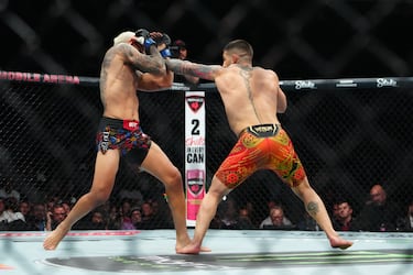 Ilia Topuria tumbó a Oliveira en el primer asalto, tras una letal combinación de boxeo, con un clásico croché de izquierda, Topuria se alza con el cinturón del peso ligero.