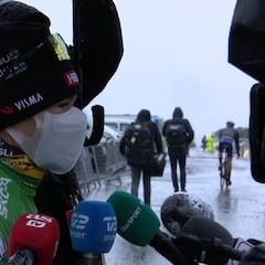 Roglic explica la pérdida del liderato: "Tuve problemas para cerrar el chubasquero..."