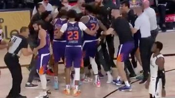 Mientras todos celebraban la canasta de Booker... Ricky Rubio tuvo este gesto con el árbitro