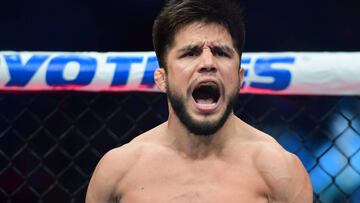 Henry Cejudo celebra su victoria ante TJ Dillashaw en el UFC Fight Night en el Barclays Center de Nueva York.