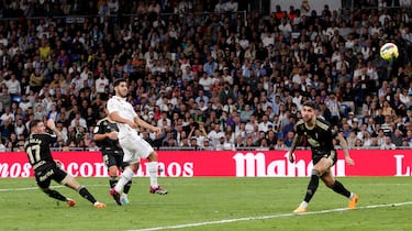 Marco Asensio rompe el empate y adelanta al Real Madrid al marcar el 1-0.