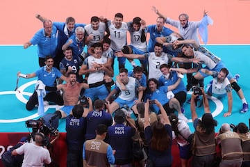 El equipo de Argentina de voleibol celebra la medalla de bronce.