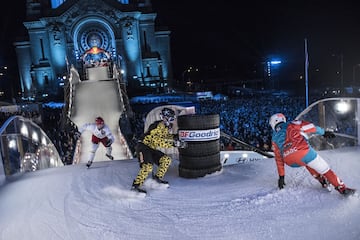 Miika Miettinen de Finlandia, Oliver Isaac de Canadá y Johan Sorkin de Suecia compiten durante los Clasificatorios en la tercera etapa del Campeonato Mundial ATSX Ice Cross Downhill en el Red Bull 