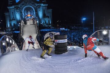 Miika Miettinen de Finlandia, Oliver Isaac de Canad¨¢ y Johan Sorkin de Suecia compiten durante los Clasificatorios en la tercera etapa del Campeonato Mundial ATSX Ice Cross Downhill en el Red Bull