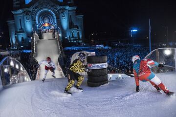 Miika Miettinen de Finlandia, Oliver Isaac de Canadá y Johan Sorkin de Suecia compiten durante los Clasificatorios en la tercera etapa del Campeonato Mundial ATSX Ice Cross Downhill en el Red Bull 